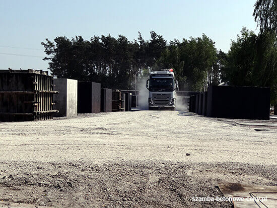 Szamba betonowe Krasnobród - załadunek zbiornika na transport